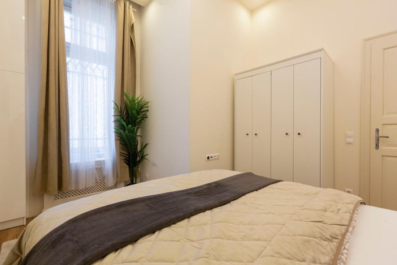 Luxurious Central Apartment In Liszt Ferenc Square Budapest Exterior foto