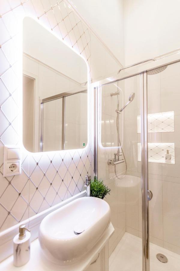 Luxurious Central Apartment In Liszt Ferenc Square Budapest Exterior foto
